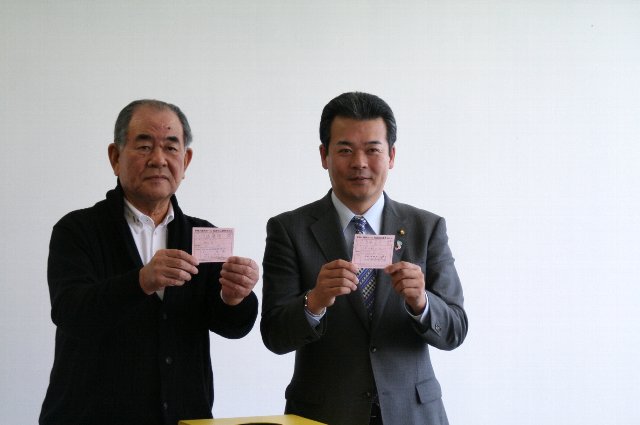 特賞を発表する金坂市長（右）と久我商工会長（左）