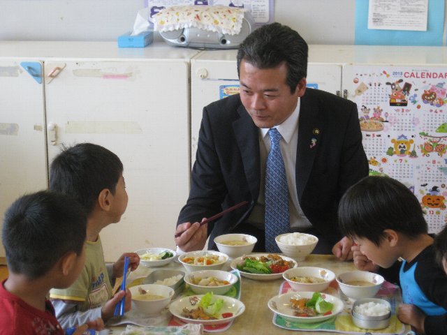 園児たちと一緒に食事をする市長