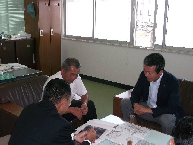 県道千葉大網線の整備の必要性を説明する市長