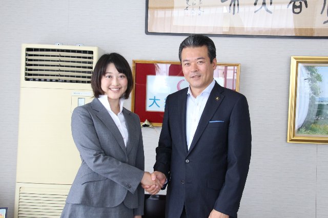 握手を交わす市長と渡邊さん