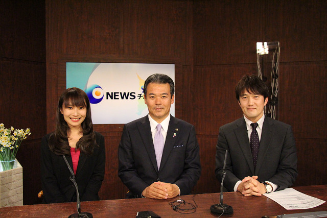 右から関谷氏、市長、西田アナウンサー