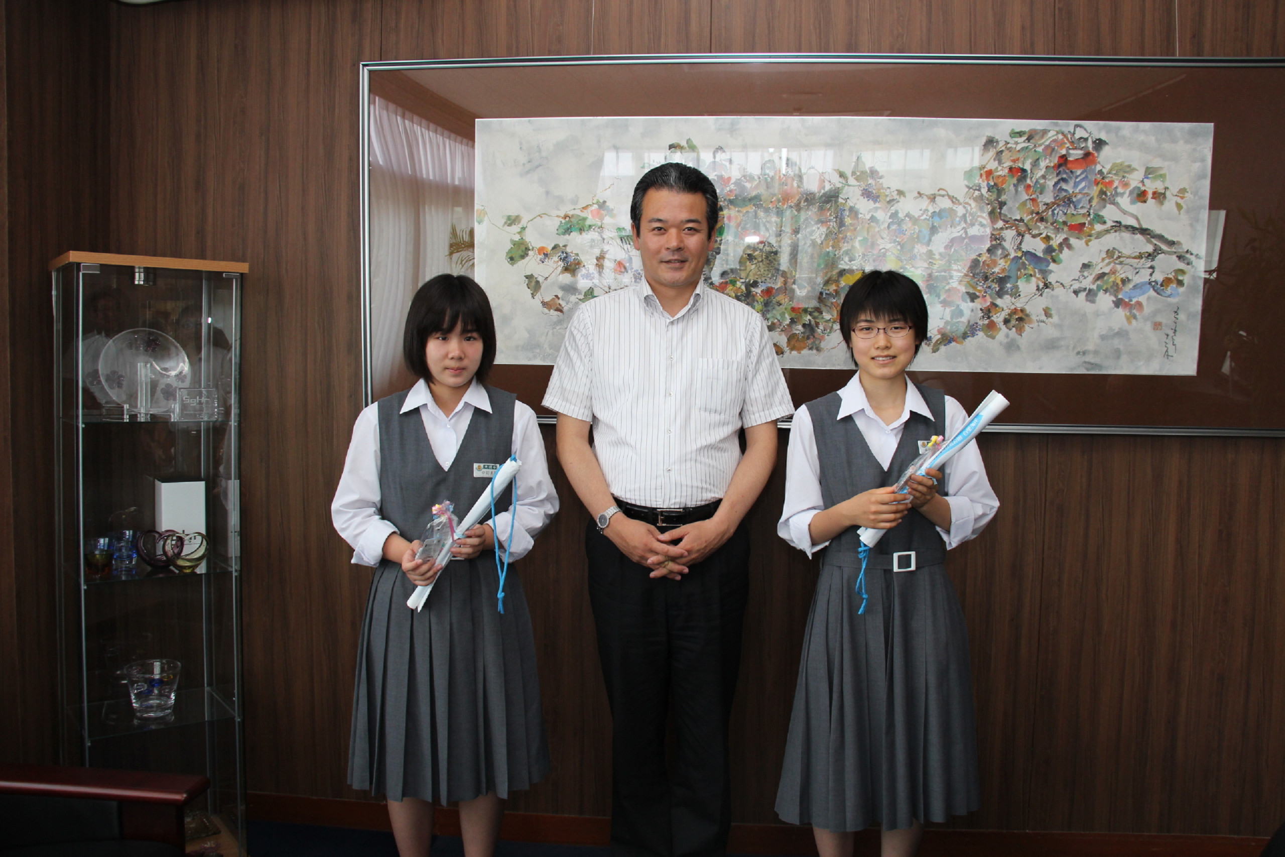 右から千葉さん、市長、中村さん
