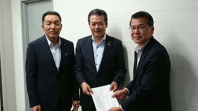 中岡健康福祉部長(右）に要望書を手渡す市長と阿井県議会議員（左）