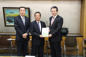 千葉県高橋副知事（中央）に要望書を手渡す市長と阿井県議会議員（左）の写真
