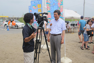 インタビューを受ける市長の写真