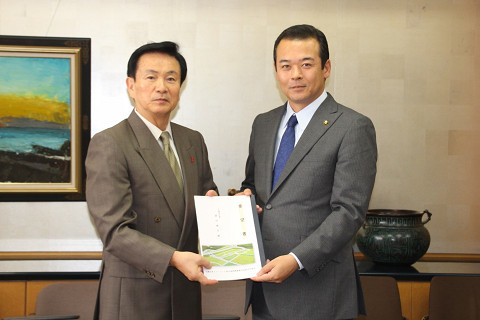 森田知事に要望書を手渡す金坂市長の写真