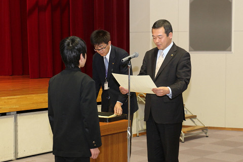 表彰状を授与する市長の写真