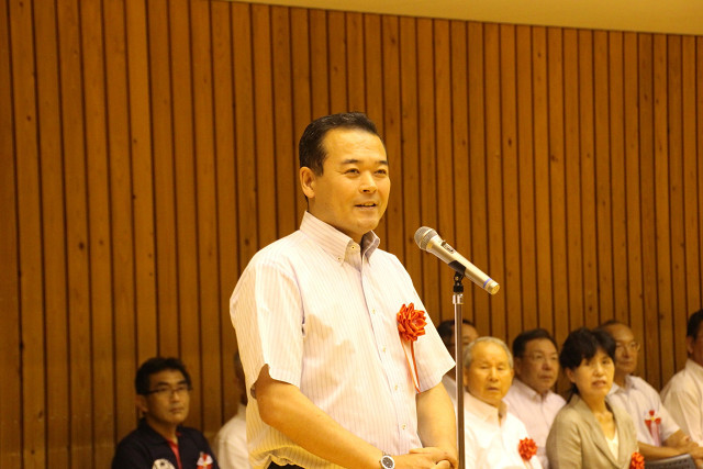 開会式であいさつを述べる市長の写真