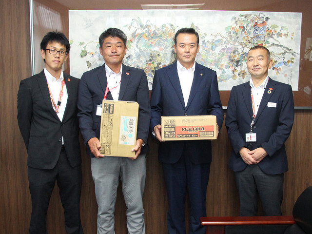 コカ・コーラボトラーズジャパン株式会社の皆さんと市長の写真