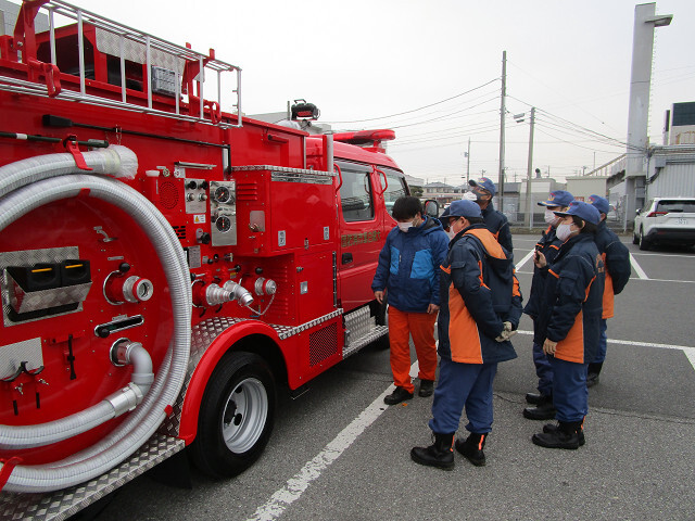 新しい車両の説明を受ける消防団員（第2分団第2班）の写真