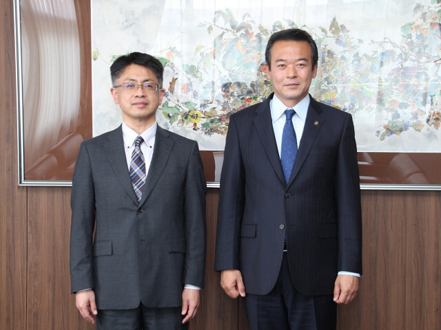 銚子気象台長と市長の写真