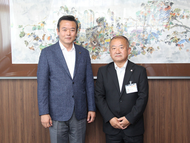 山﨑豊さんと市長の写真