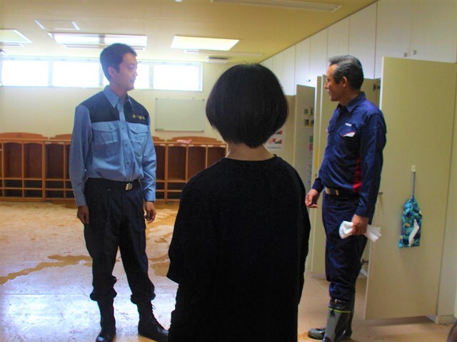 現地を確認する熊谷知事と市長の写真