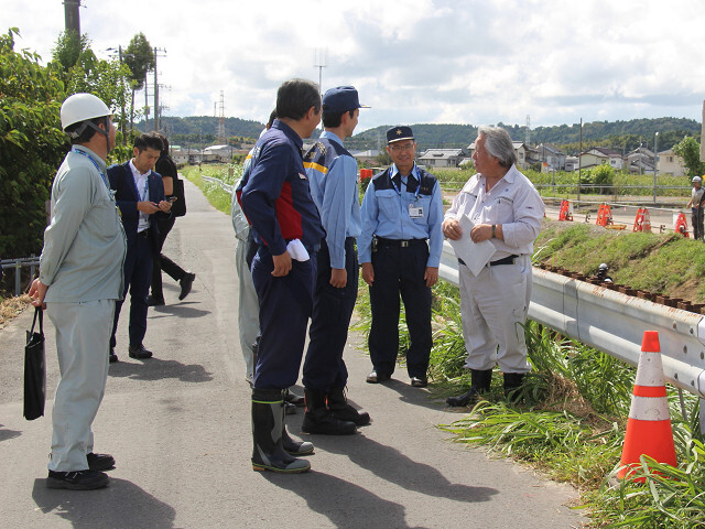 現地を確認する熊谷知事と市長の写真