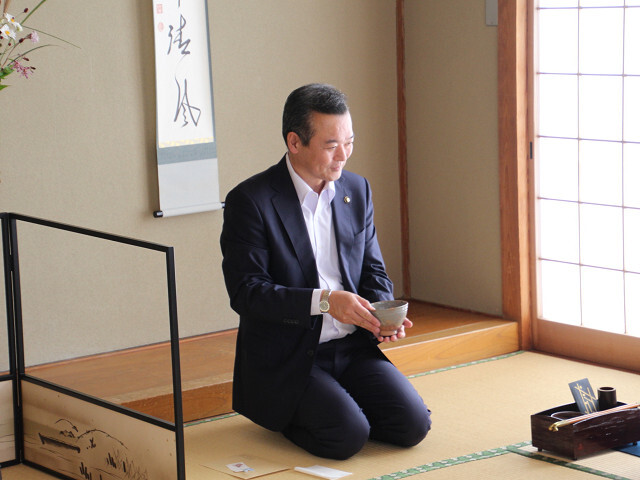 茶道を体験する市長の写真