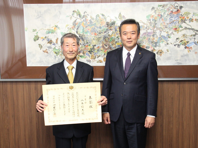 受賞を報告する八木 優志氏(左)の写真