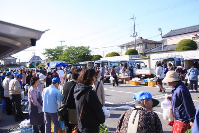 新鮮な野菜や海産物などが並ぶ朝市