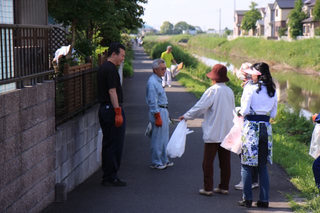 役場周辺のゴミ拾いに参加する町長