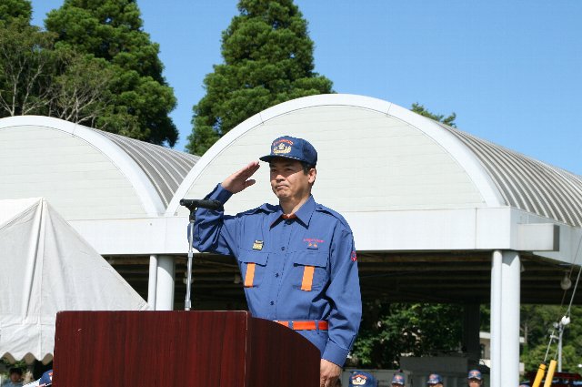 団員にあいさつする町長