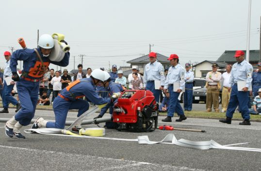小型ポンプ操法の部で優勝した第1分団第4班の演技