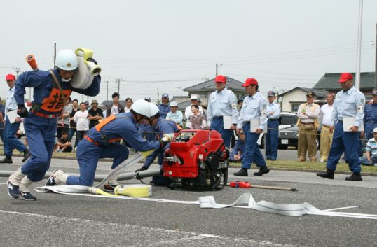 小型ポンプ操法の部で優勝した第１分団第４班の演技