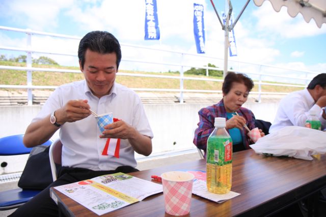 「さんぶ食王座決定戦」の審査をする町長