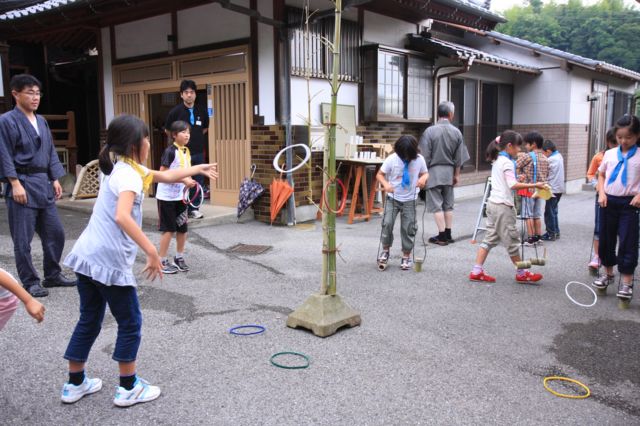 昔の遊びを体験する子どもたち