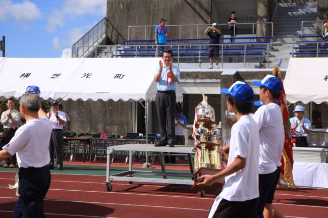 山武郡市民体育大会の会長として選手の入場を見守る町長