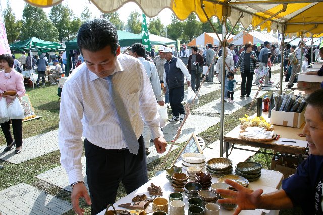 商品の説明をお受ける町長