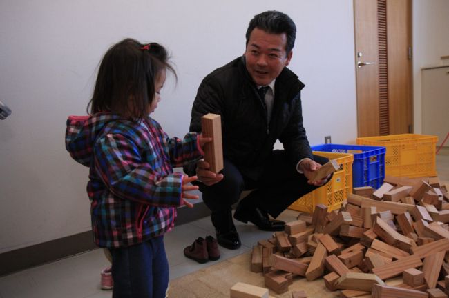 子どもと触れ合う町長