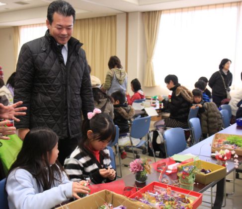 子どもたちの工作を見学する町長