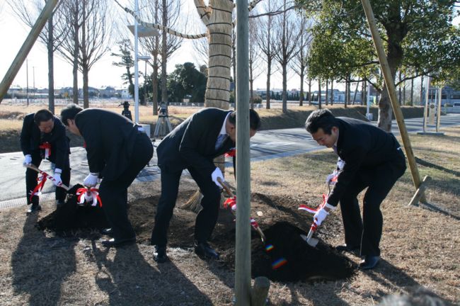 植樹する金坂市長