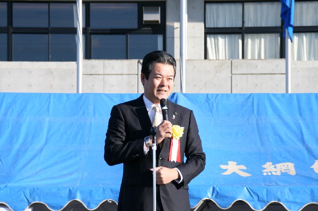 あいさつを述べる市長