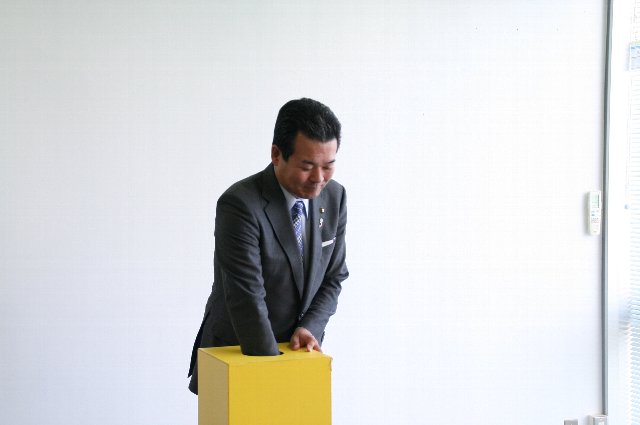 抽選券をひく市長