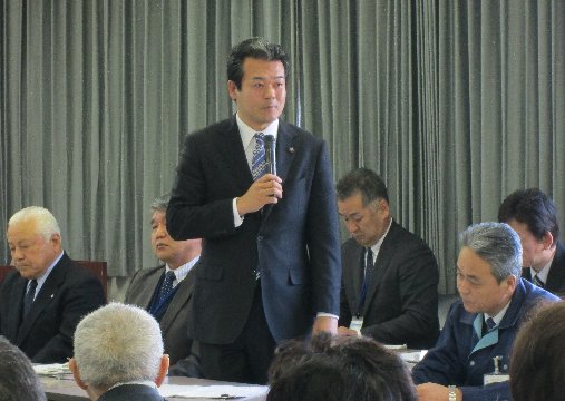 あいさつを述べる市長