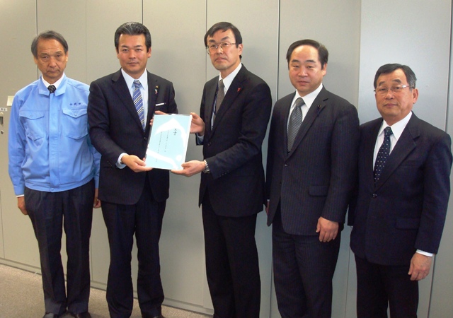 千葉県県土整備部鯉渕次長に要望書を手渡す金坂市長：左から2番目