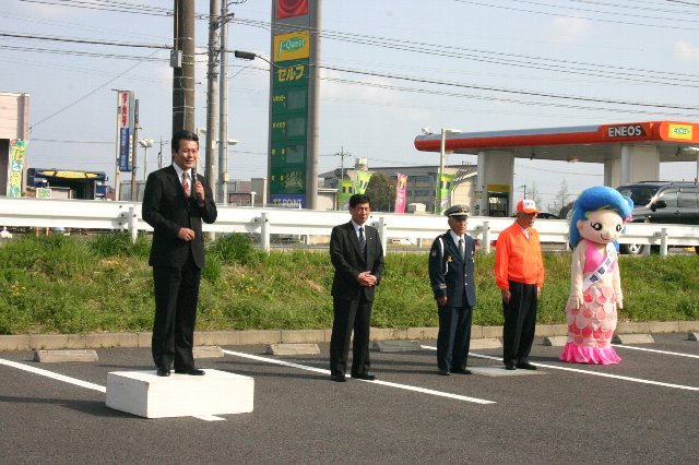 あいさつを述べる市長