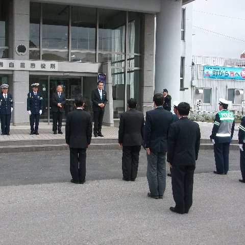 出動式であいさつを述べる市長