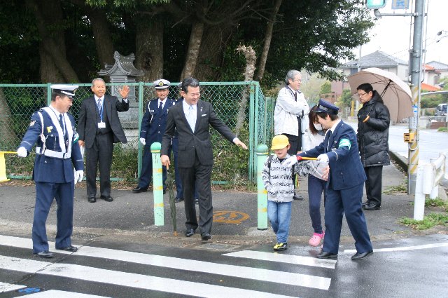 交通安全を呼び掛ける市長