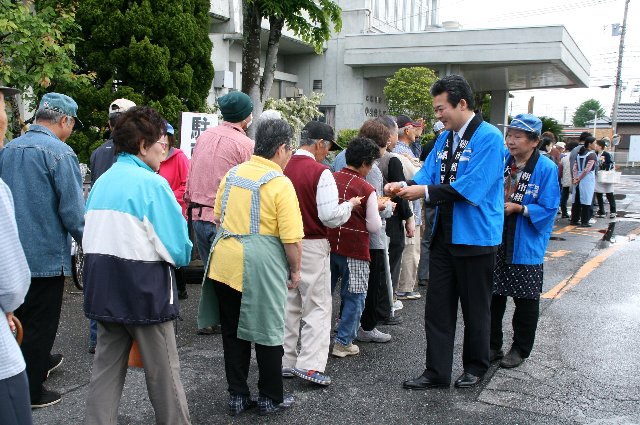 お買いもの割引券を配布する市長