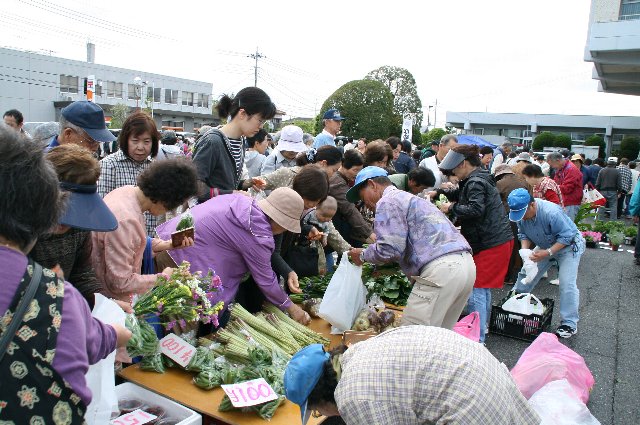 多くの買い物客でにぎわう朝市の様子