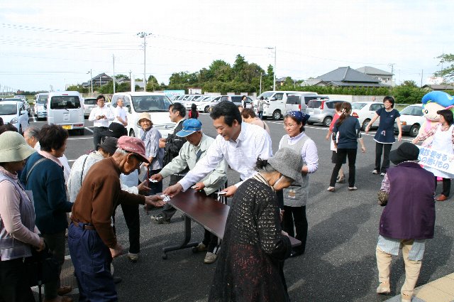 割引券を配布する金坂市長