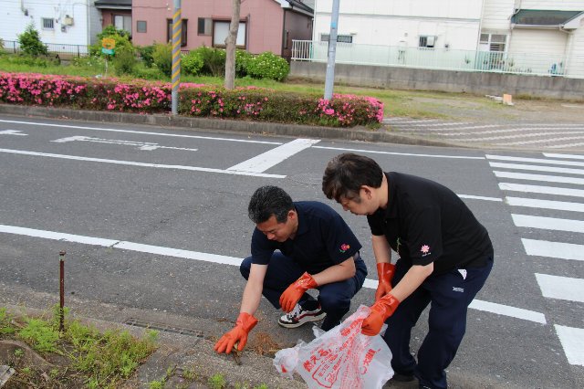 ゴミ拾いに参加する市長