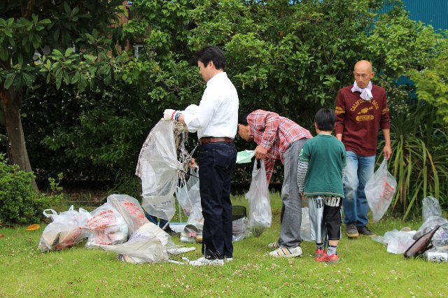 集められたゴミを分別する市民の方