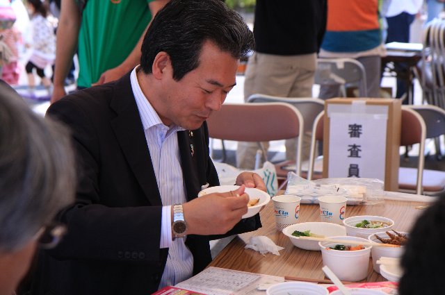 「さんぶNo．1グランプリ」の審査をする市長
