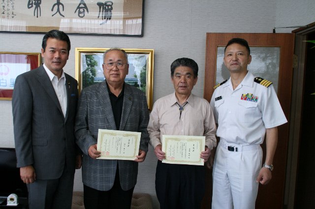 委嘱状を交付された堀内氏（中央左）と遠藤氏（中央右）