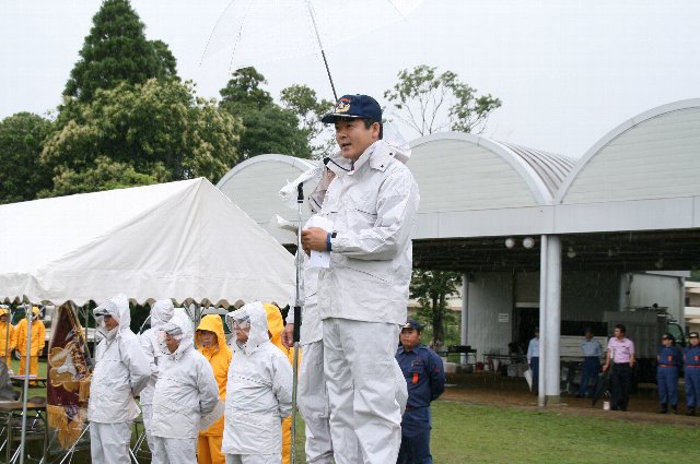 あいさつを述べる市長