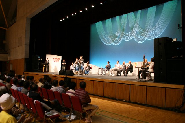 本市の魅力をPRする出演者の皆さん