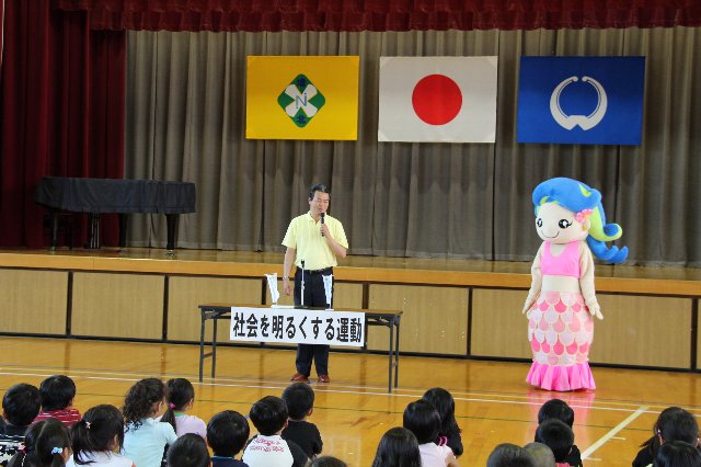 児童に明るい社会づくりを呼び掛ける市長