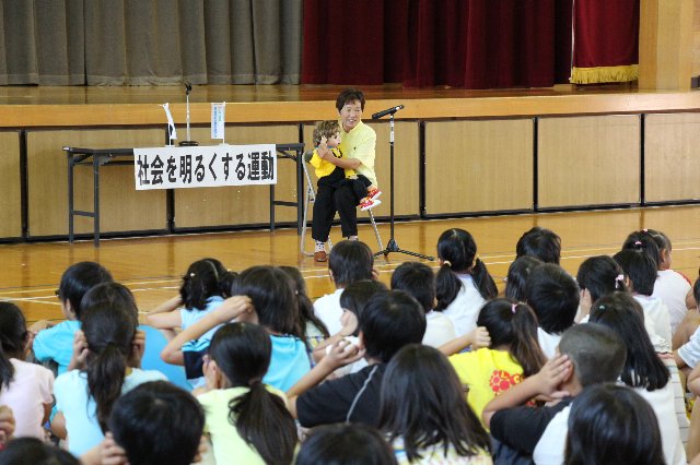 児童へ明るい社会について腹話術で、わかりやすく話をする更生保護女性会のメンバー